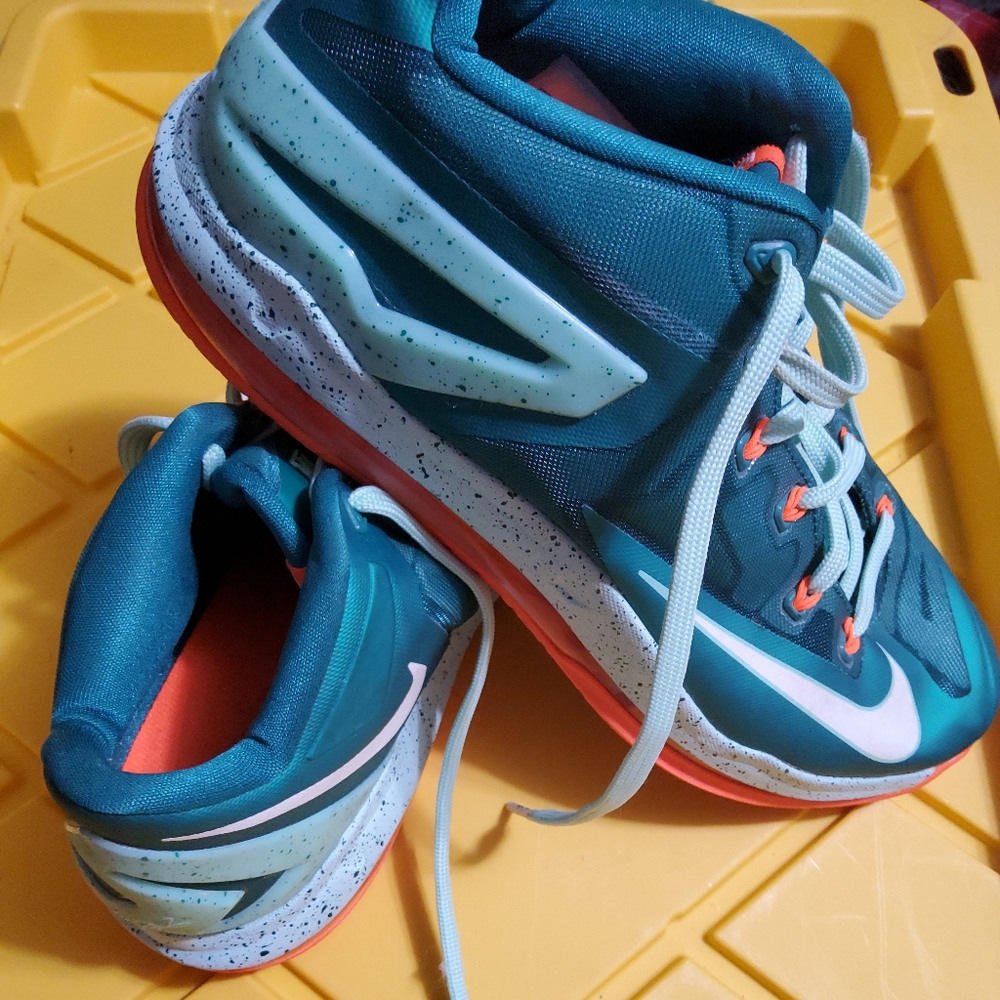 Nike Lebanon  size 10,5